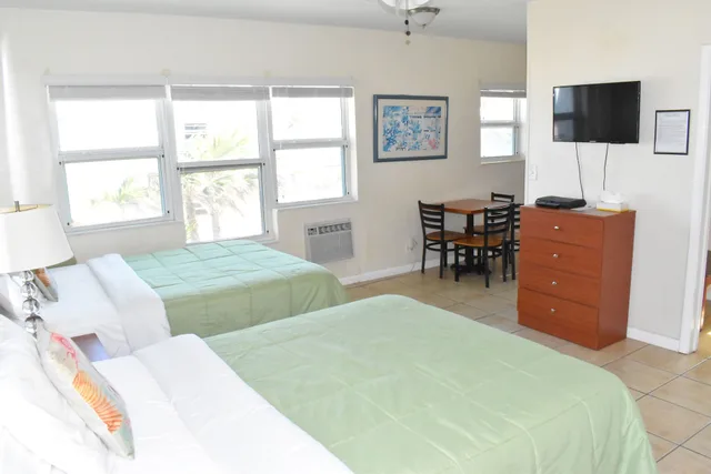 Deluxe, 2 Queen Beds, Partial Ocean View, Kitchenette, Golden Sand Oceanfront 4/5