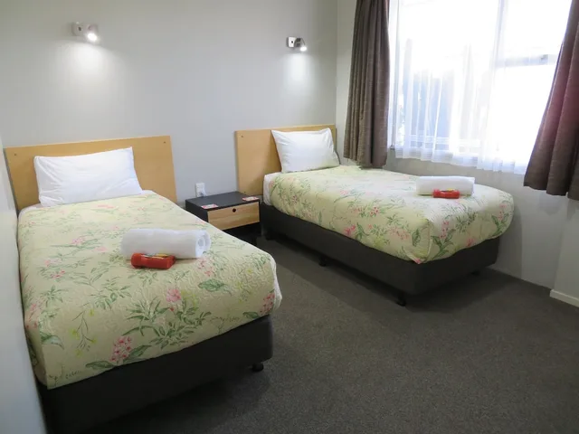 2 Bedrooms, Apartment, 1 Double and 4 Single Beds، Commodore Court Motel 2/7