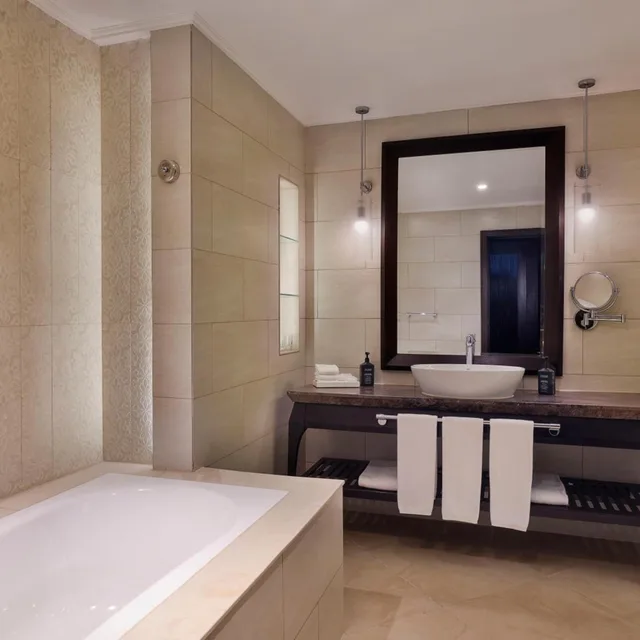 غرفة ديلوكس بسرير كينج بإطلالة على المدينة بشرفة، Sheraton Sharjah Beach Resort Spa 6/6