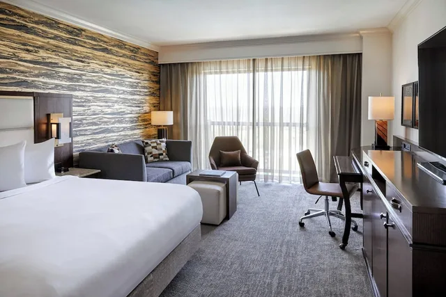 غرفة بسرير كينج مع أريكة، JW Marriott San Antonio Hill Country Resort & Spa 1/2