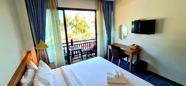 غرفة ديلوكس بسرير كينج بإطلالة على البحر بشرفة، Chidlom Resort 2/3