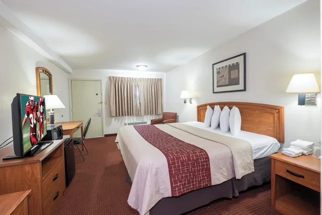غرفة قياسية بسرير كينج لذوي الإعاقة، Red Roof Inn Columbus Northeast - Westerville 1/6