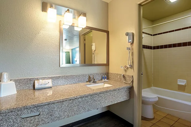 غرفة قياسية بسرير كينج، Rodeway Inn St George North Near Pioneer Park 3/3
