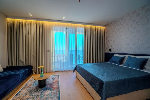 جناح فاخر بسرير كوين، Majestic Hotel 3/9