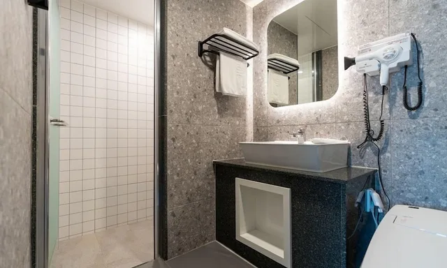 غرفة بسرير كوين بشرفة، Jecheon Hound Hotel 4/4