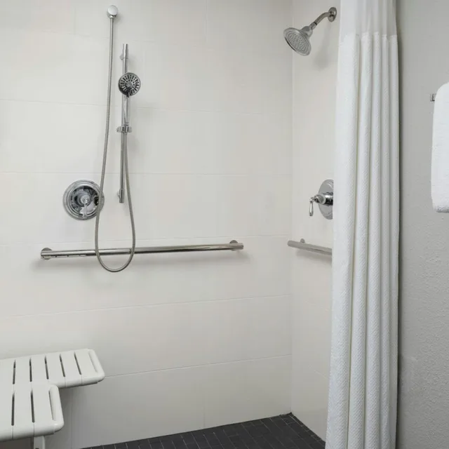 غرفة قياسية بسرير كينج مع أريكة لذوي الإعاقة، Courtyard by Marriott Birmingham Hoover 10/10
