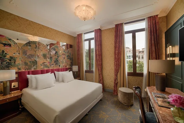 غرفة بريميوم بسرير مزدوج وسرير فردي بإطلالة على القناة مع سرير إضافي، NH Collection Venezia Grand Hotel Palazzo dei Dogi 1/10