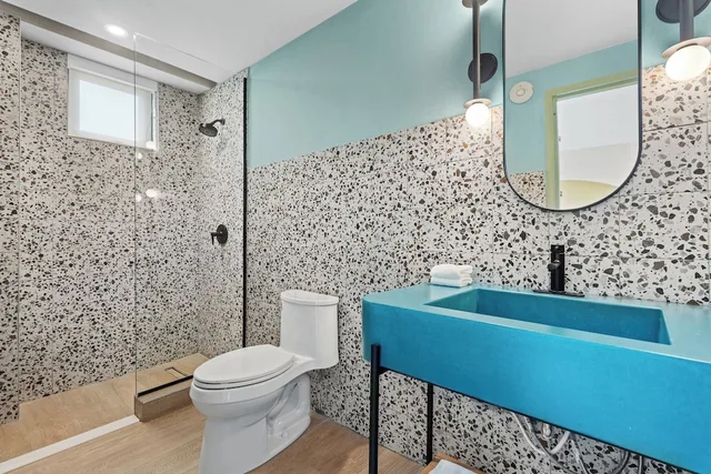 2 Bedrooms, East, Apartment, 2 King Beds, Sofa, Balcony، HiBird- Apartment and Suites Hotel 3/3