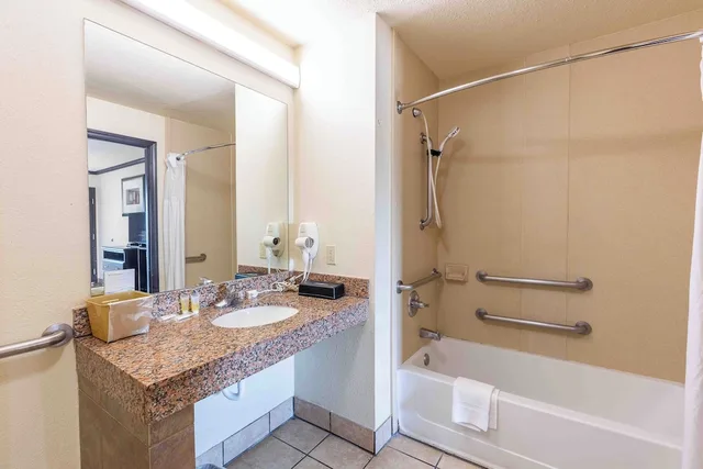 غرفة بسريرين مزدوجين، Days Inn by Wyndham Oklahoma City/Moore 4/10