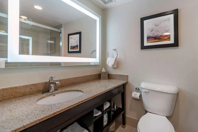غرفة بسرير كينج بشرفة بمطبخ صغير، Best Western Denver East 2/2