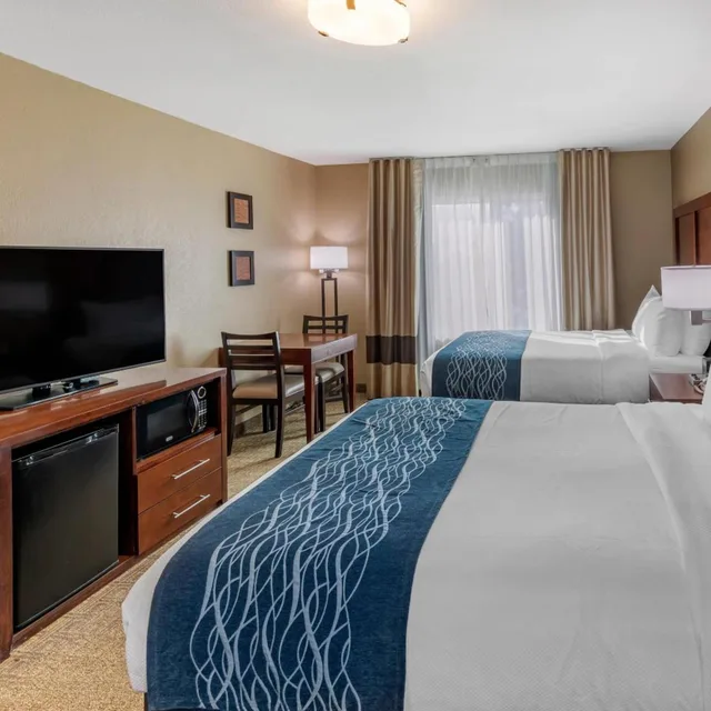 غرفة سوبيريور ركنية بسريرين كوين مع أريكة، Comfort Inn & Suites Ventura Beach 4/8