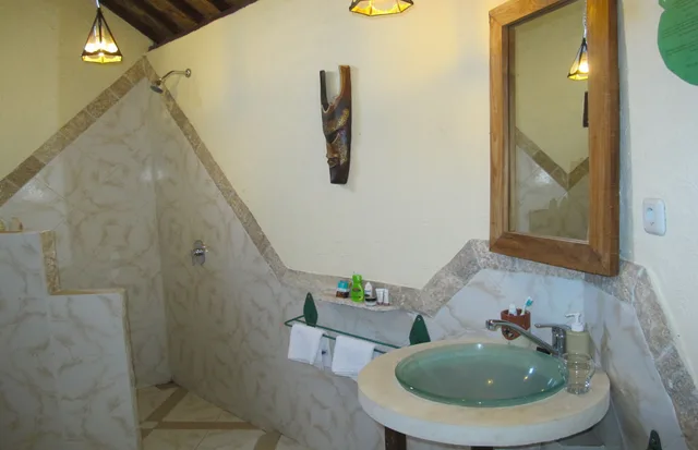 غرفة بسرير كينج بإطلالة على المسبح، Hotel Uyah Amed Spa Resort 5/6