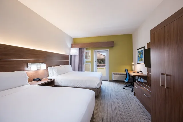 غرفة قياسية بسريرين كوين لذوي الإعاقة، Holiday Inn Express Grover Beach 1/5