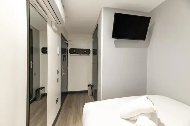 Standard, Double Bed, No Window، easyHotel London Victoria 4/10