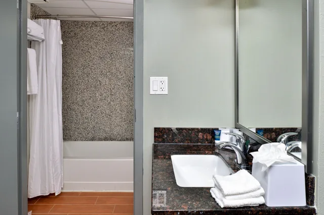 Suite, 2 Queen Beds, Ocean Front, Sofa, Balcony، Four Points By Sheraton Virginia Beach Oceanfront 6/6