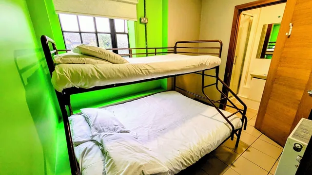 غرفة أساسية ثلاثية بأسرّة بطابقين بحمام خاص، Rest Up London Hostel 3/4