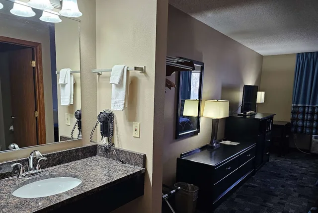 Business, Queen Bed, Super 8 Estherville 4/6