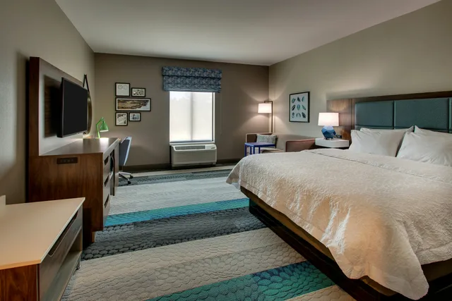 غرفة بسرير كينج مع أريكة، Hampton Inn And Suites Southport 3/4
