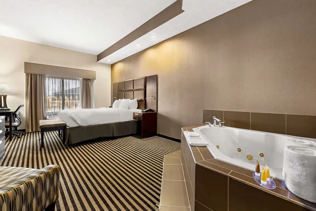 غرفة بسرير كينج بحوض جاكوزي، Sonesta Essential Indianapolis Airport 4/4