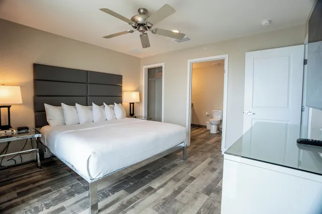 جناح بسرير كينج وسرير كوين بغرفتي نوم مع أريكة لذوي الإعاقة، Barefoot Beach Hotel 5/10