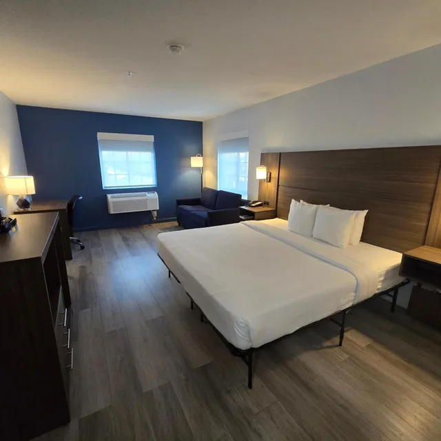 غرفة بسرير كينج مع أريكة، Quality Inn & Suites Tulare CA 2/9