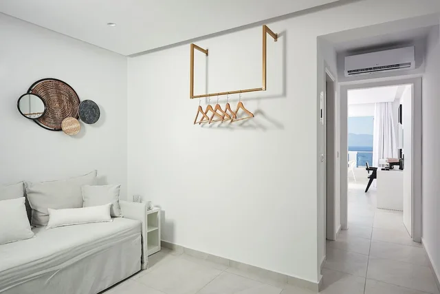 جناح بريميوم جونيور بسرير كوين بإطلالة على البحر مع أريكة، Dimitra Beach Hotel and Suites 3/4