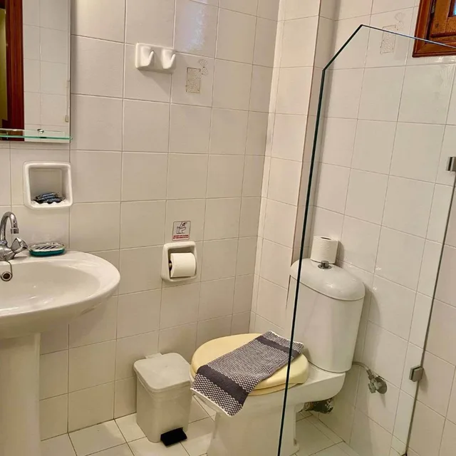 غرفة ثلاثية، Alexandra Hotel 4/6