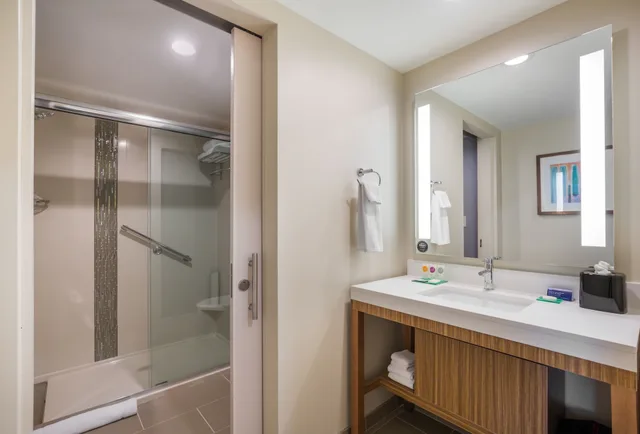 غرفة كلاسيكية بسرير كينج مع أريكة، Hyatt Place Hampton Convention Center 2/3