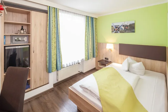غرفة كومفورت مفردة بسرير مزدوج، Hotel Blauer Karpfen 1/5