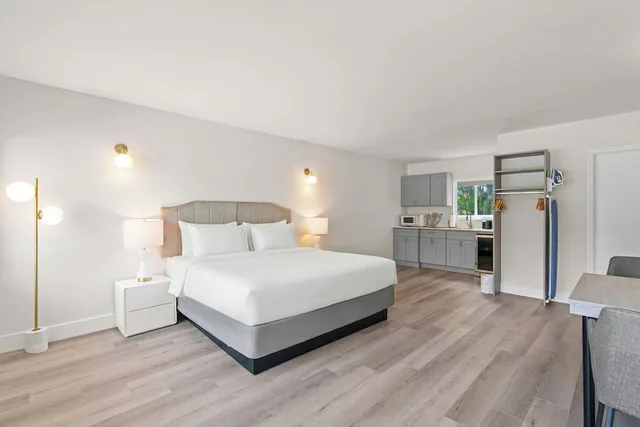 غرفة بريميوم بسرير كينج بمطبخ صغير، The Garden Hotel and Resort 5/10