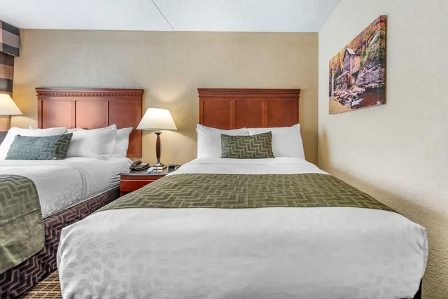 غرفة بسريرين مزدوجين، Best Western Plus Bridgeport Inn 1/3