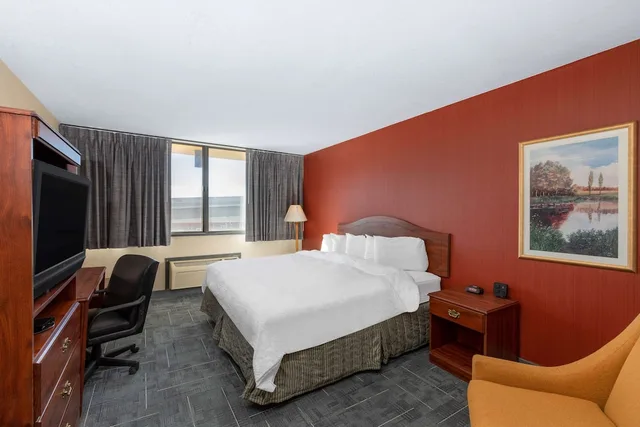 Room, King Bed, Howard Johnson by Wyndham Gillette 5/10