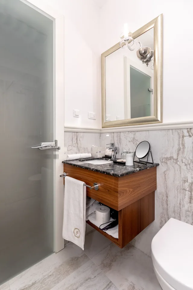 جناح سوبيريور بسرير كينج، Le Premier Boutique Hotel 3/4