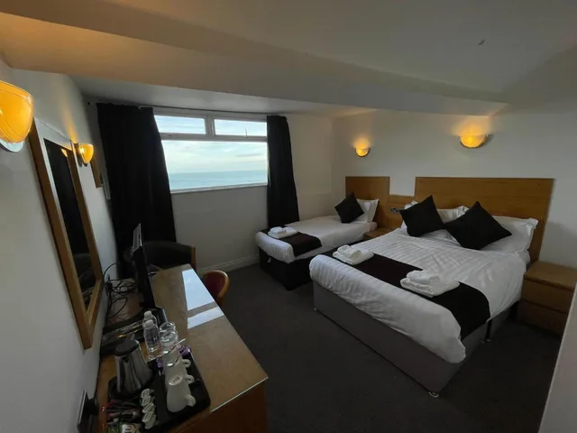 غرفة قياسية ثلاثية بسرير مزدوج، Four Saints Brig Y Don Hotel 2/3
