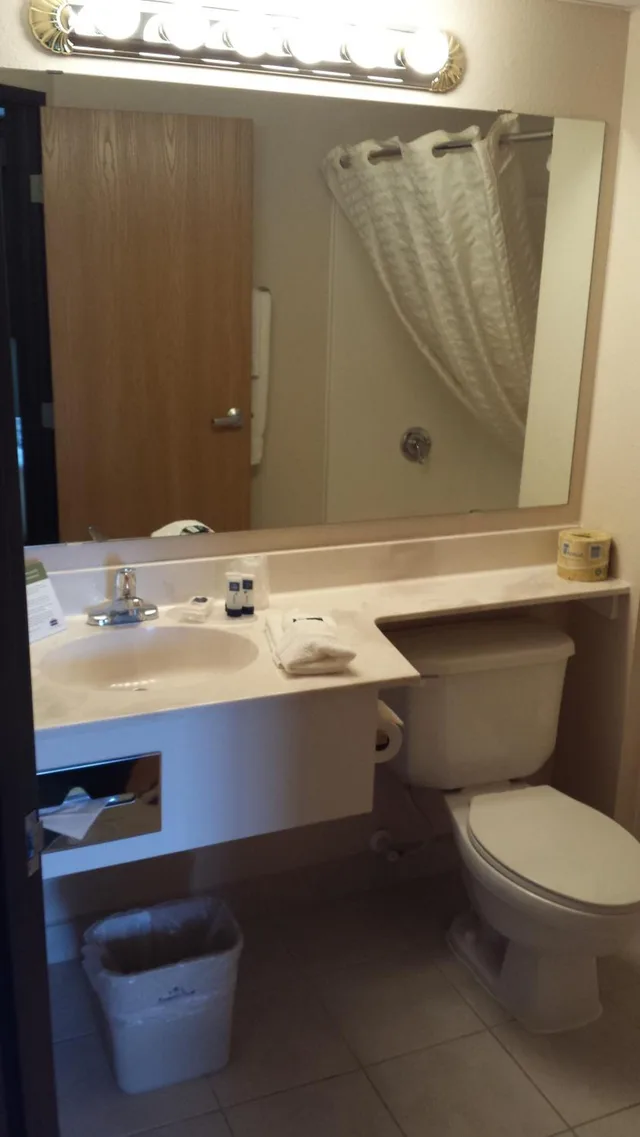 جناح استوديو سوبيريور بسرير كوين مع أريكة، Americinn By Wyndham Madison Sd 6/6