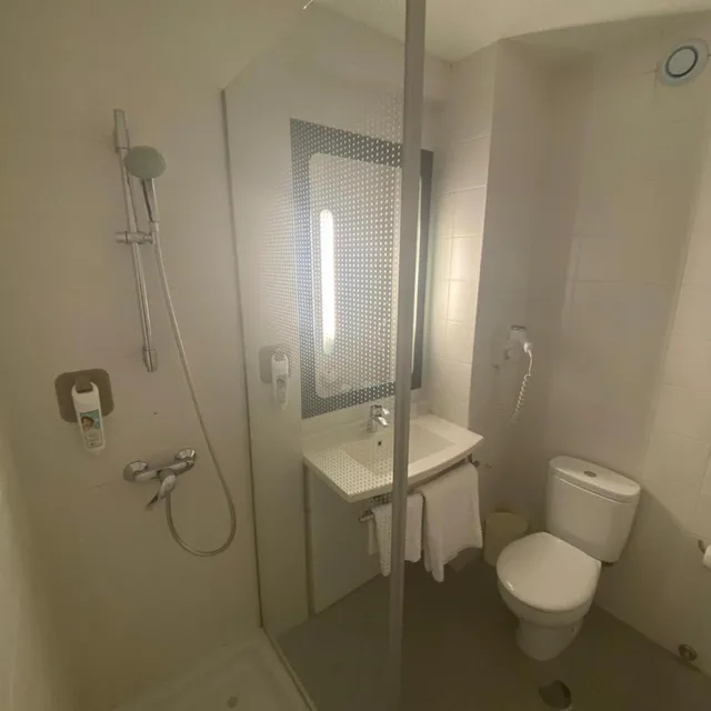 غرفة قياسية ثلاثية، Ibis Braga 6/8
