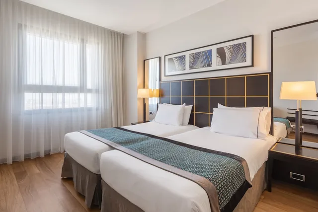 غرفة ثلاثية بسرير مزدوج بإطلالة على المدينة مع أريكة، Eurostars Gran Valencia 2/6