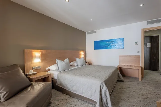 غرفة كومفورت ثلاثية بسرير مزدوج وسرير فردي، Hotel Le Rocher 1/9