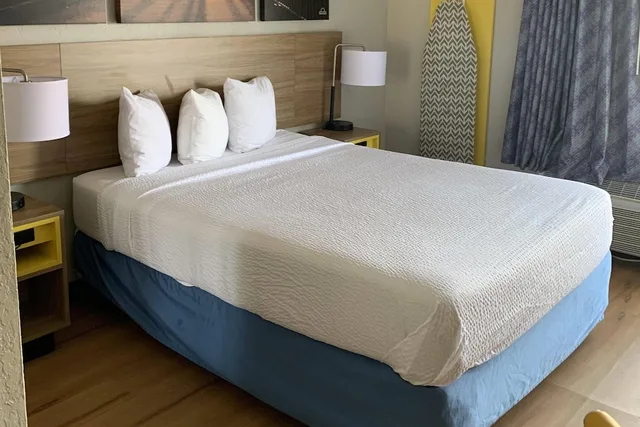 غرفة بسرير كوين، Days Inn By Wyndham Louisville Airport Fair And Expo Center 1/6