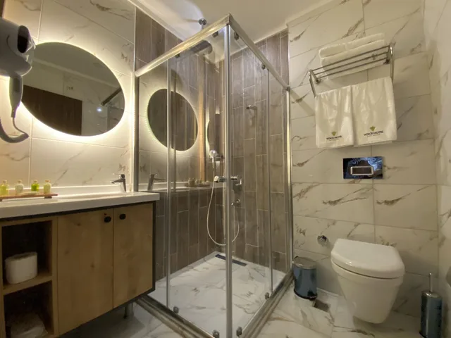 1 Bedroom, Deluxe, Queen Bed, VOICE HOTEL 2/2