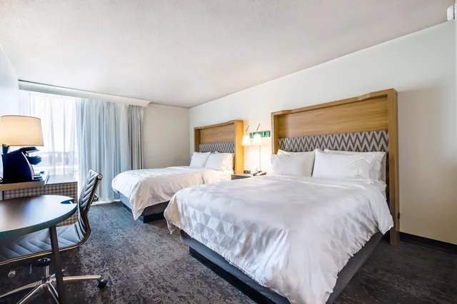غرفة قياسية بسريرين كوين بإطلالة على النهر بشرفة، Holiday Inn Grand Haven-Spring Lake, an IHG Hotel 1/4
