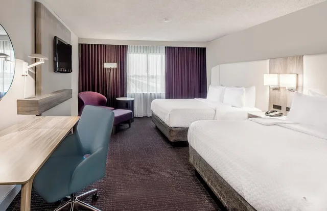استوديو بريميوم بسريرين كوين، Crowne Plaza Suites Arlington 4/10