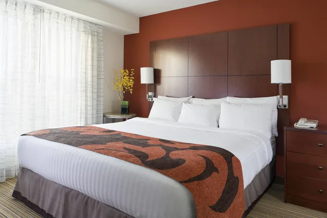 استوديو بسرير كينج مع أريكة لذوي الإعاقة، Residence Inn Cedar Rapids 1/1