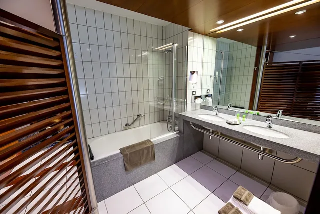 غرفة سوبيريور بسرير كوين بإطلالة على المرسى، HOTEL LE GRAND PAVOIS 5/7