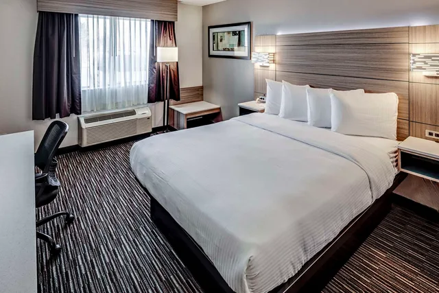 غرفة بسرير كينج بحوض استحمام لذوي الإعاقة، Best Western Port Columbus 1/9