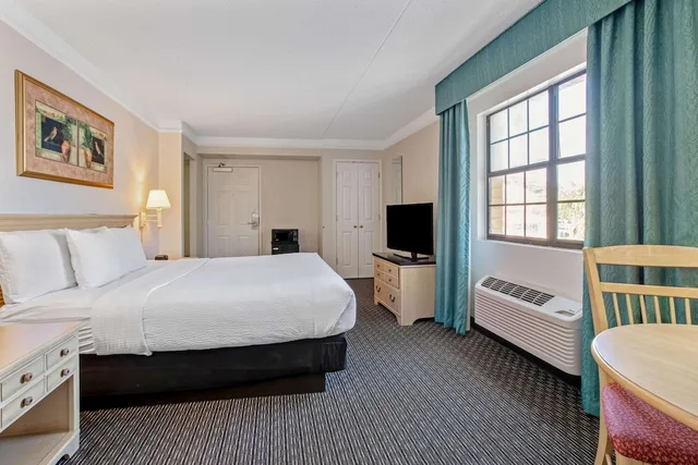غرفة بسرير كينج، La Quinta Inn by Wyndham Tampa Bay Pinellas Park Clearwater 3/10