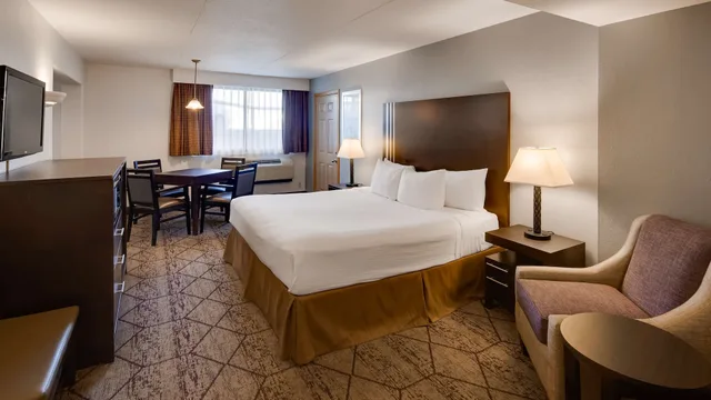 جناح بسرير كينج بجاكوزي، Best Western Plus Longbranch Hotel and Convention Center 2/7