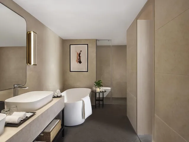 جناح سوبيريور بسرير كينج بمنطقة جلوس، Novotel Mumbai International Airport 3/5
