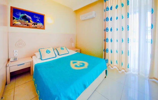غرفة كبيرة بسرير مزدوج وسريرين منفصلين، Daima Biz Hotel 1/8