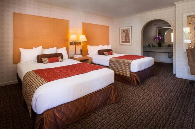 غرفة بسريرين مزدوجين، Menlo Park Inn 1/1